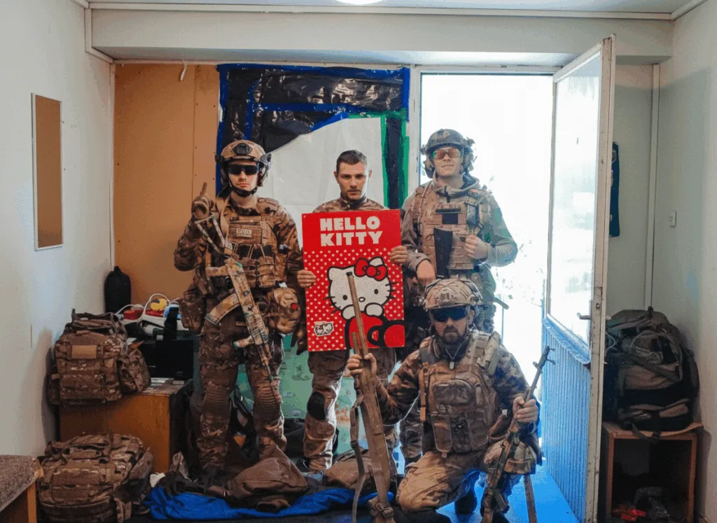 Військові тримають плакат Hello Kitty у кімнаті