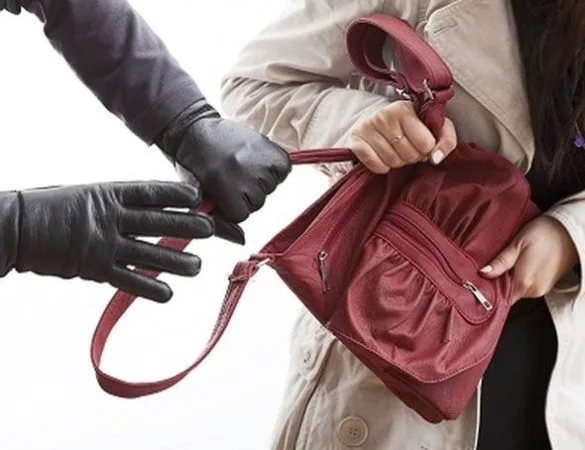 Злодій намагається вирвати жіночу сумку на вулиці