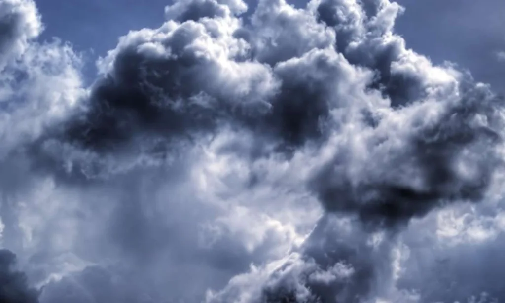 Темні грозові хмари на небі