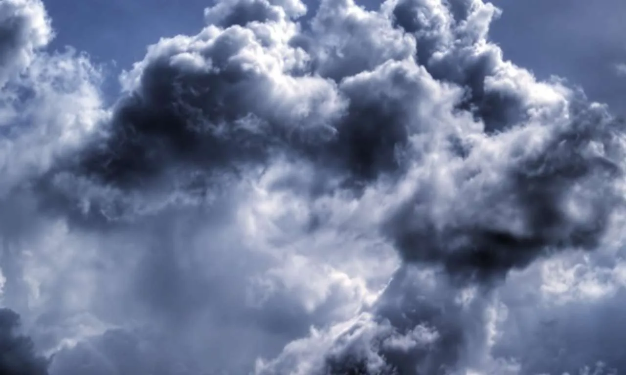 Темні грозові хмари на небі