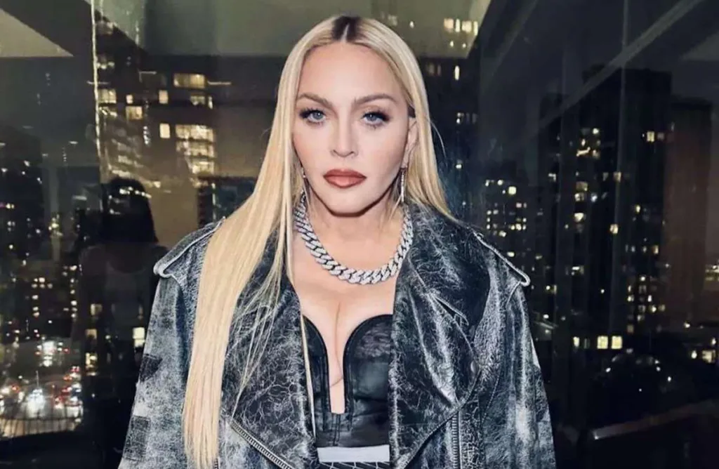 Мадонна розлютила появою на публіці в шапці-вушанці з символікою СРСР та в компанії росіян