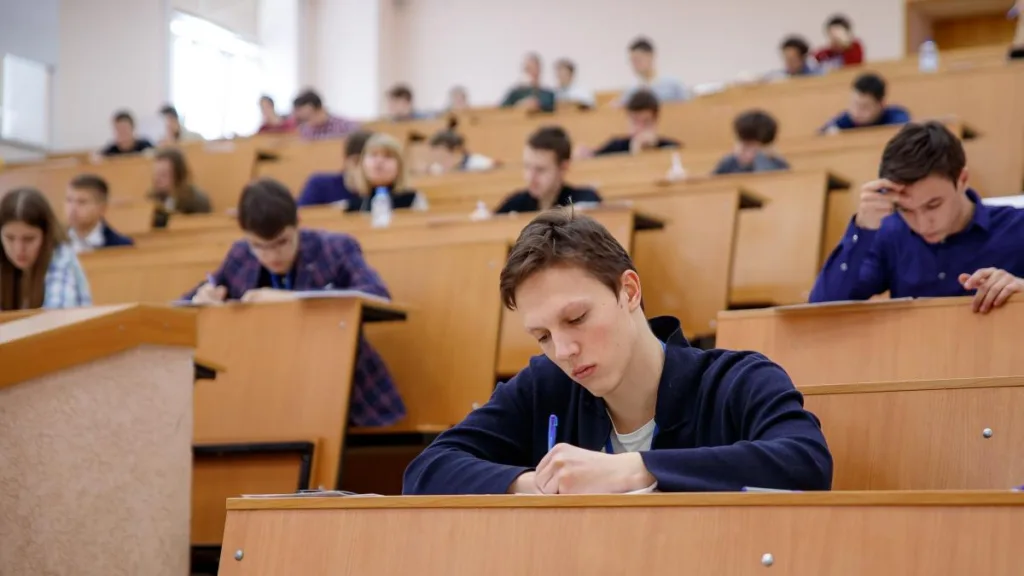 Студенти складають іспит у великій аудиторії