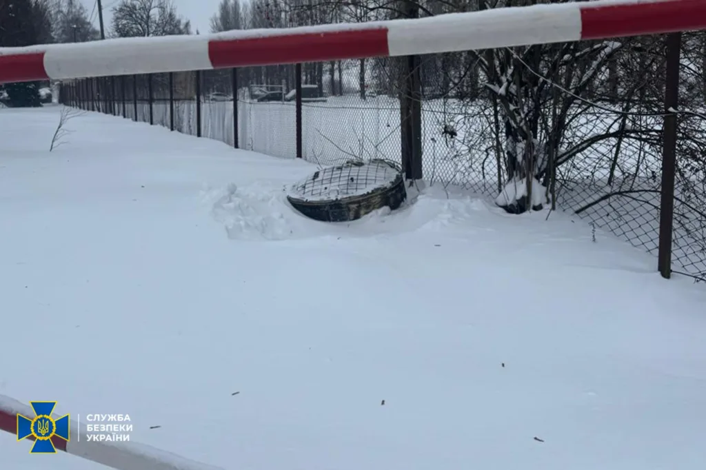 Снігова дорога з бар'єром і парканом