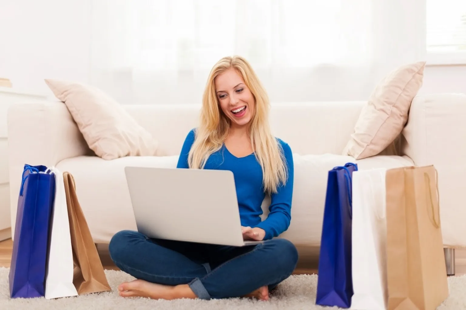 Жінка робить онлайн покупки вдома