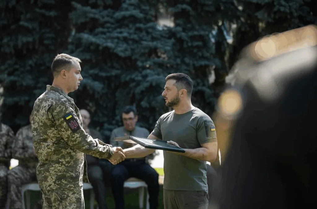 Військовий отримує нагороду під час церемонії