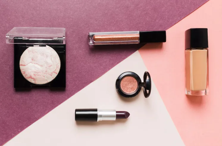 Косметика на кольоровому фоні