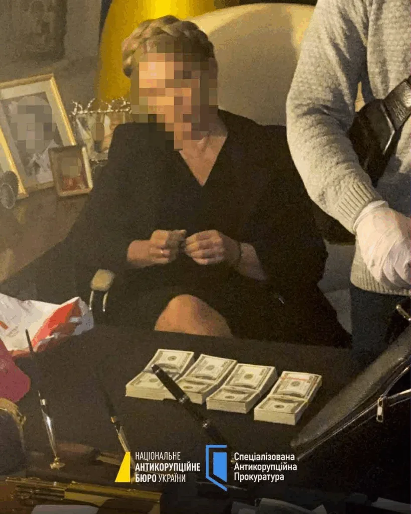 Гроші на столі під час антикорупційного розслідування
