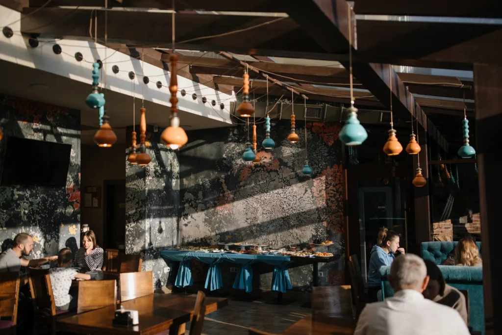 Сонячний сучасний ресторан з відвідувачами