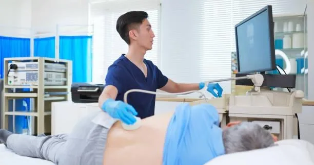 Лікар проводить ультразвукове обстеження пацієнта