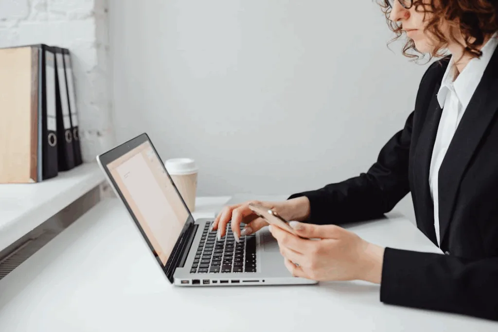 Бізнесвумен працює за ноутбуком в офісі