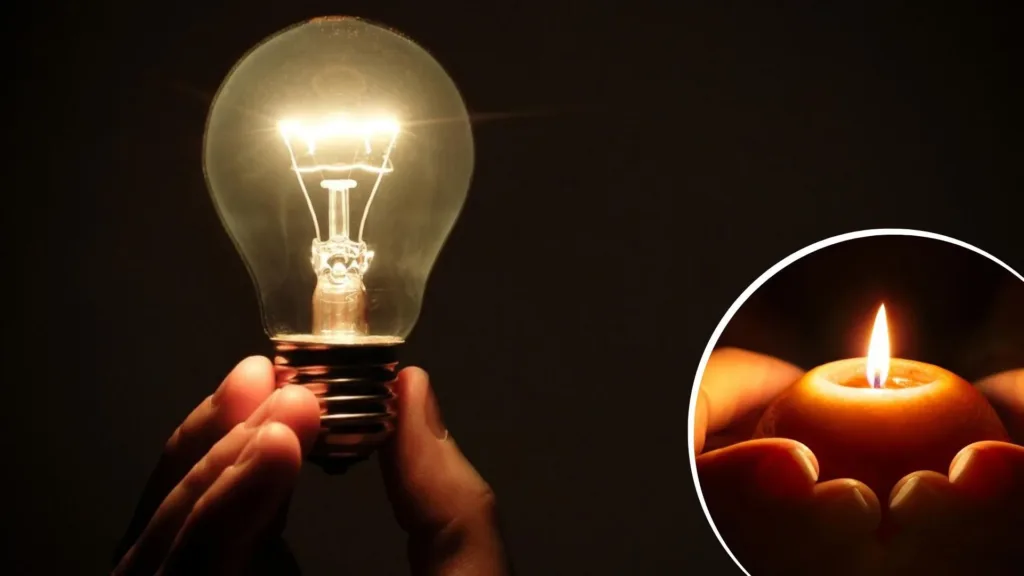 Світлова лампа і палаюча свічка в темряві