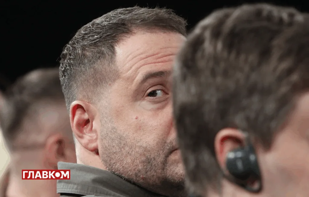 Чоловік під час офіційного заходу крупним планом