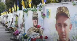 Меморіал загиблим українським військовим із прапорами