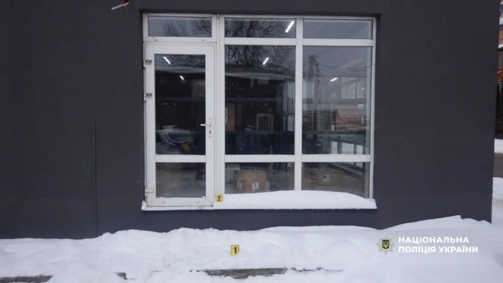 Скляні двері будівлі взимку зі снігом