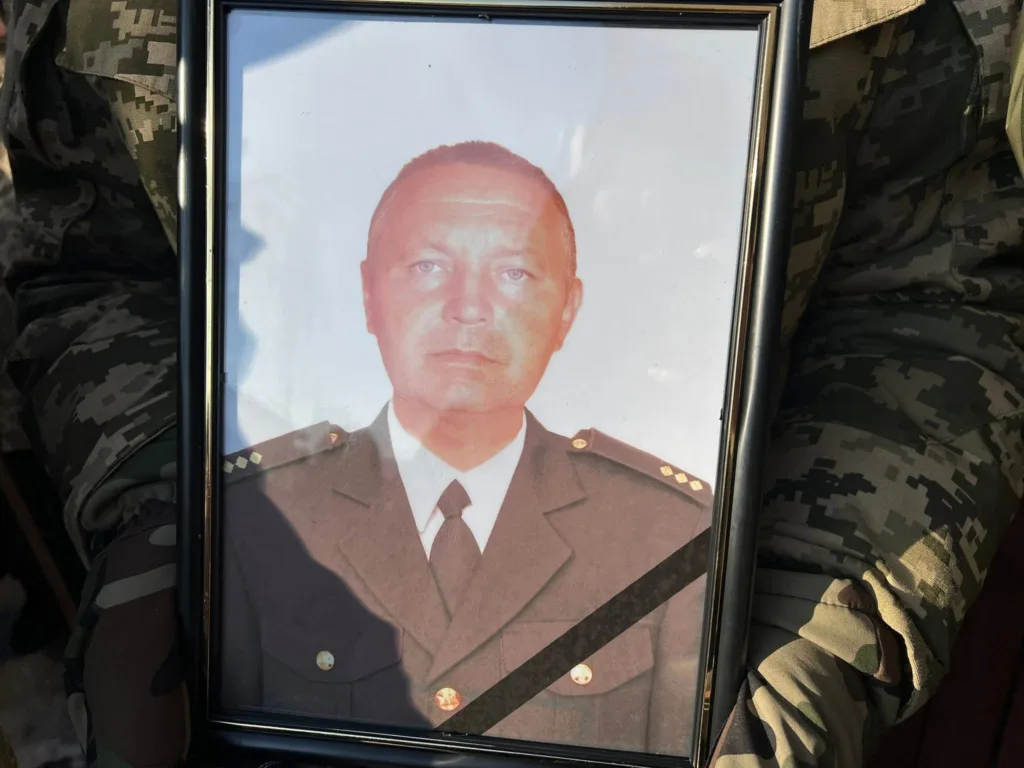 Військовий тримає фото офіцера у рамці