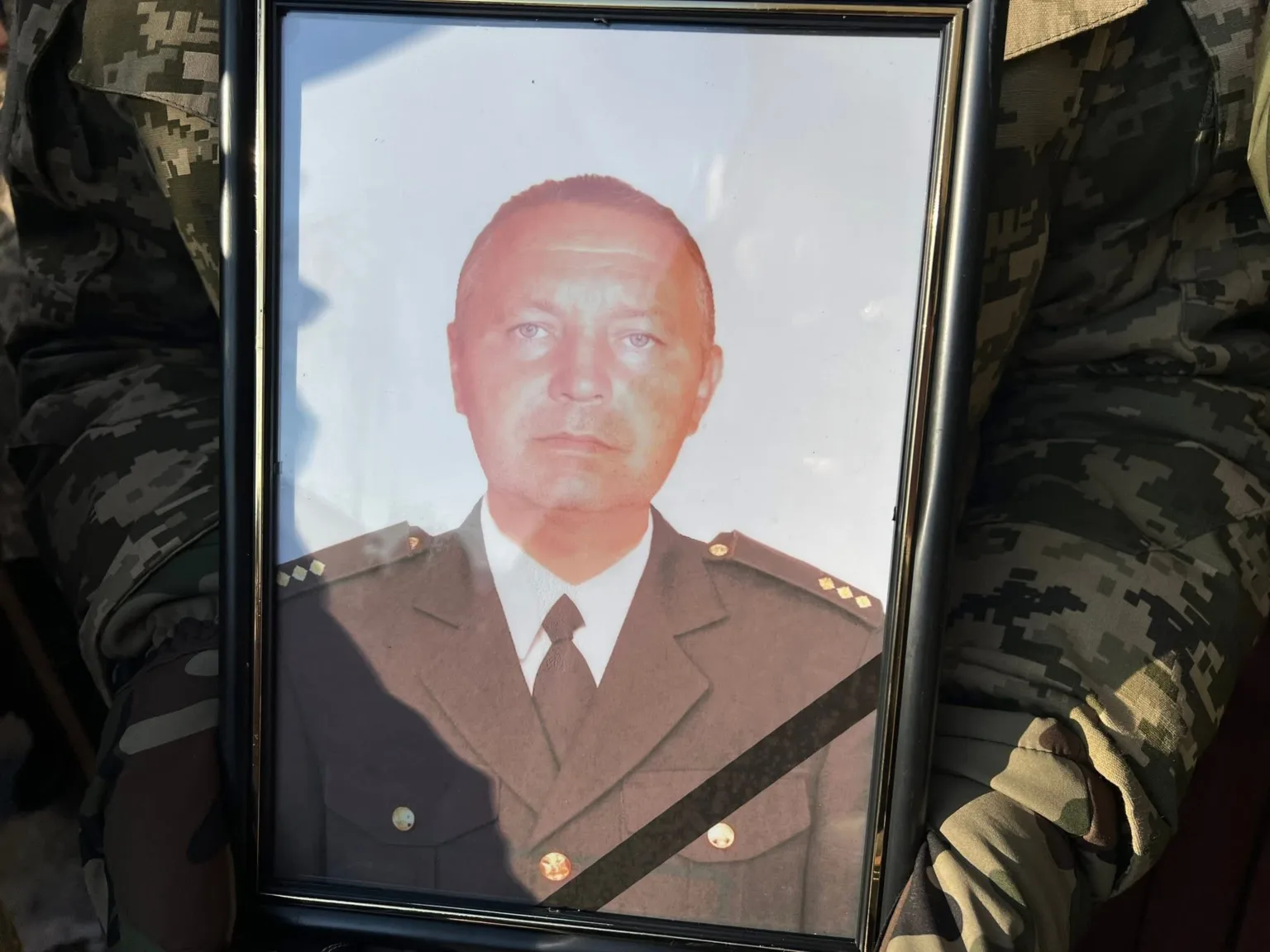 Військовий тримає фото офіцера у рамці