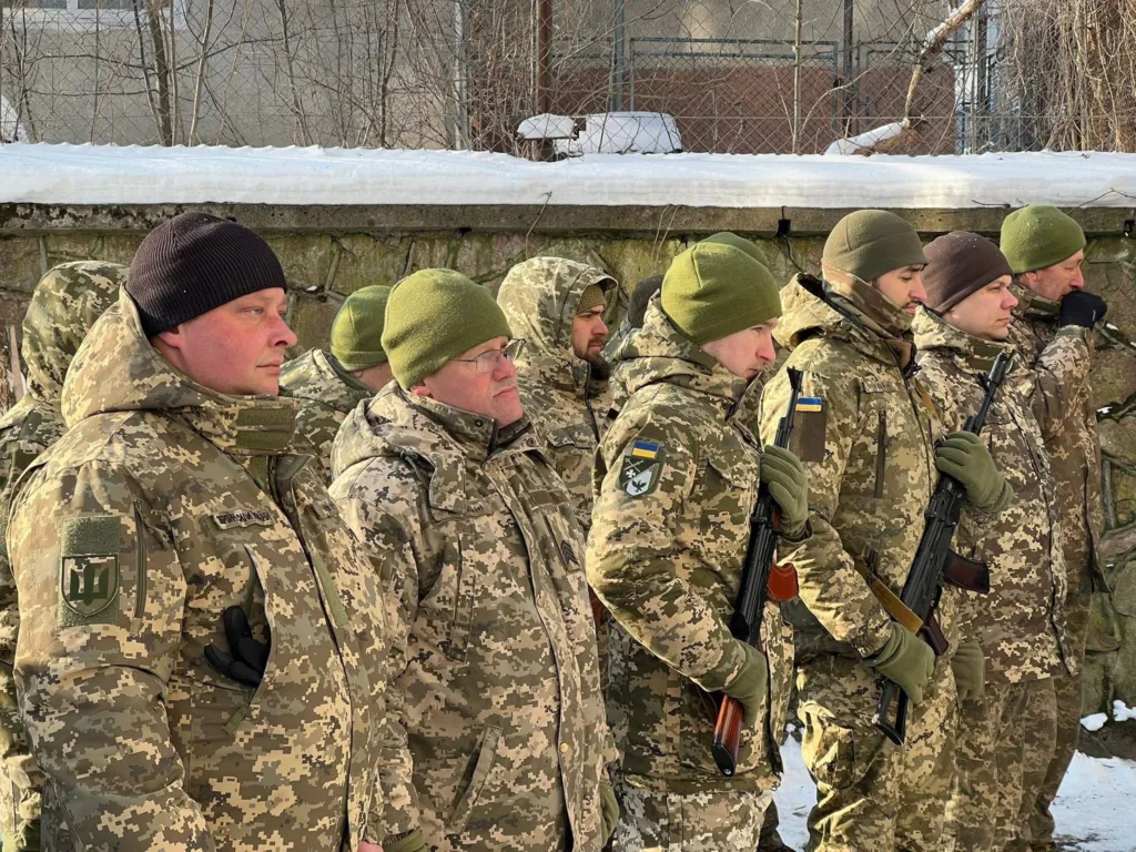 Українські військові стоять у зимовій формі на плацу