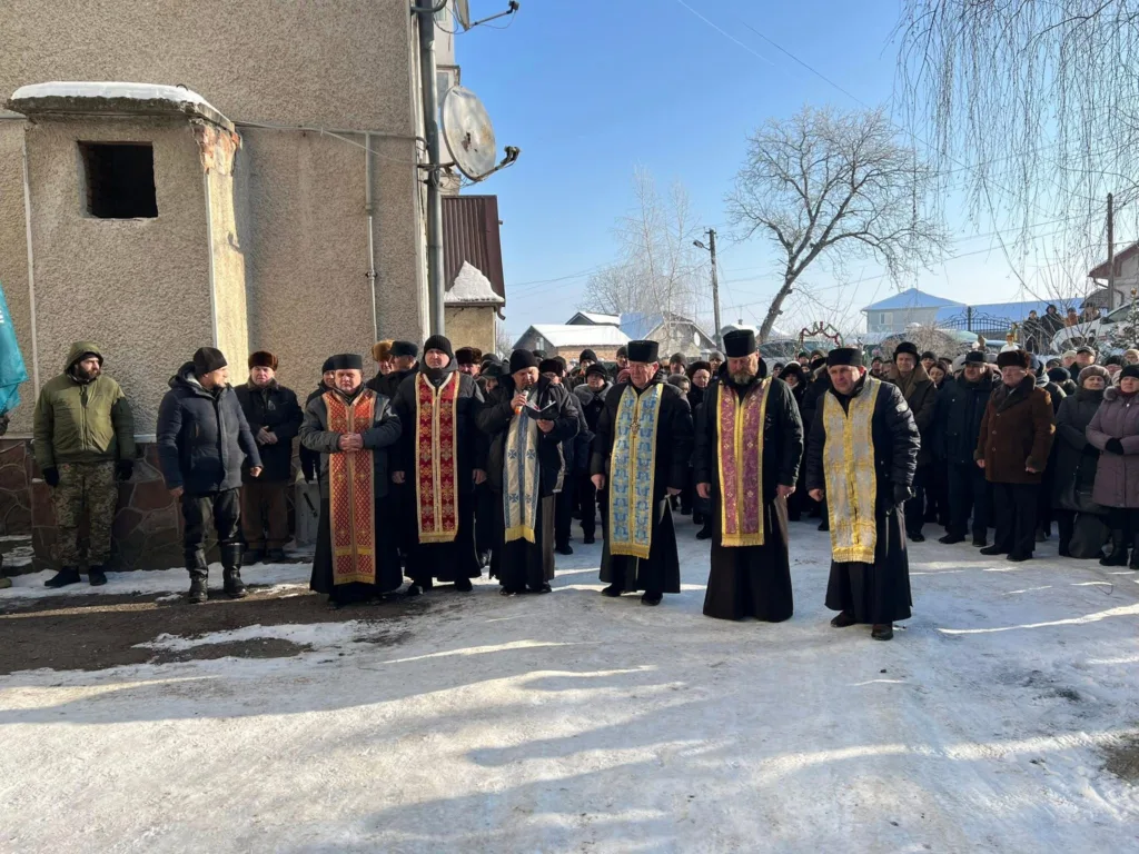Священики та люди на зимовій вуличній церемонії