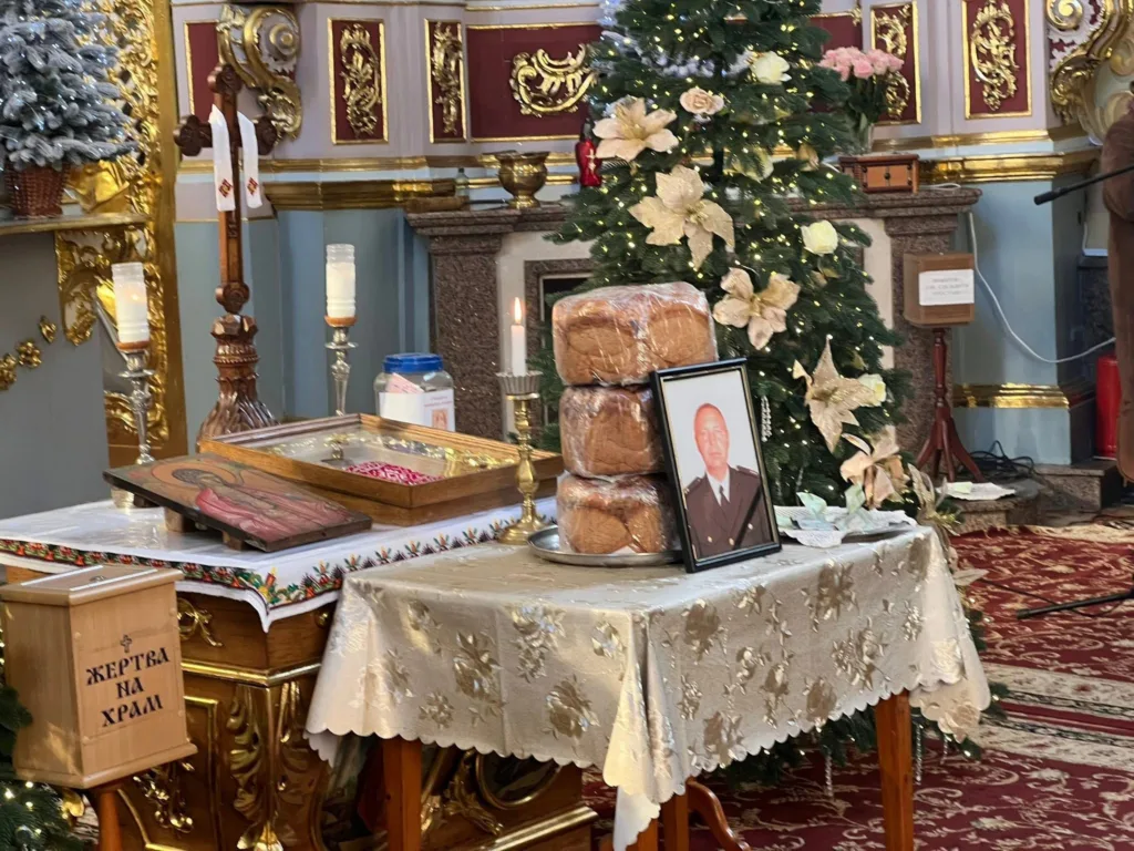 Стіл у церкві з фото та хлібом на поминках