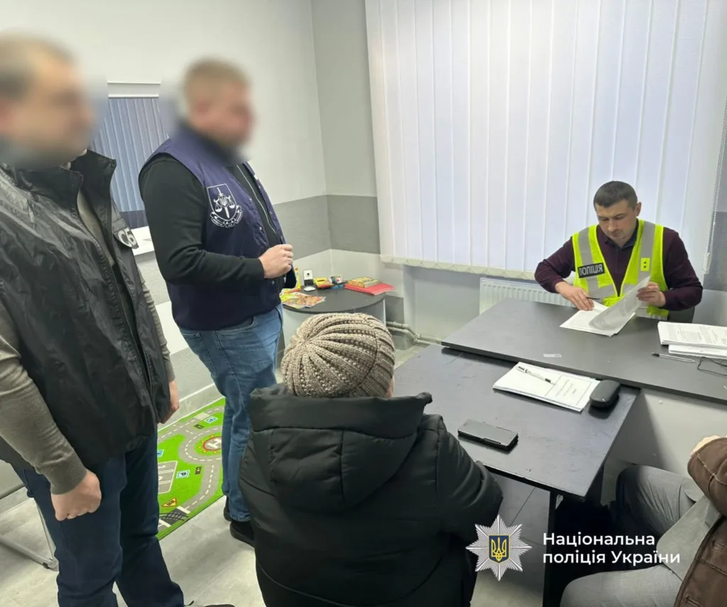 Поліцейські проводять допит у відділку поліції України