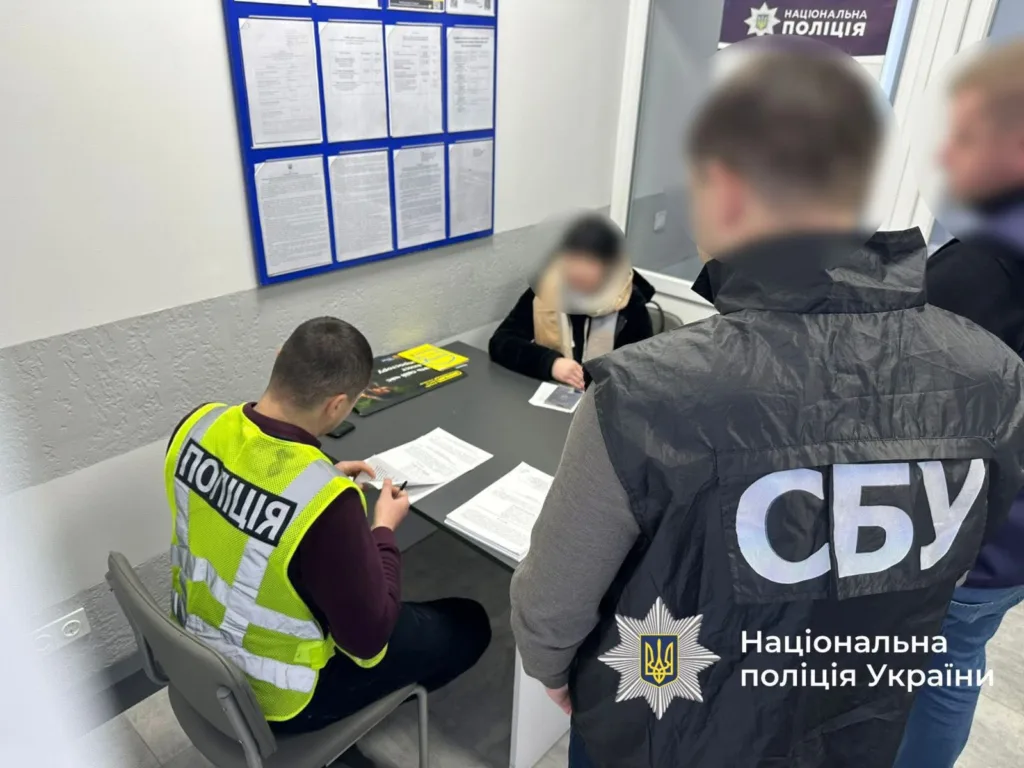 Поліція та СБУ проводять допит у кабінеті