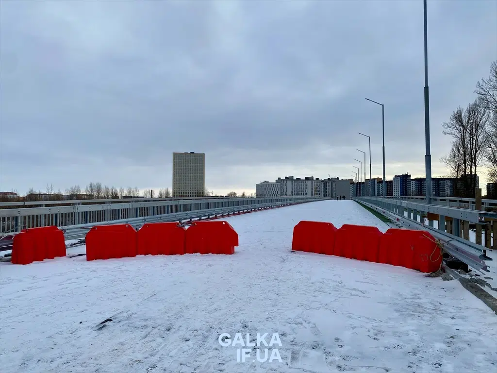 Засніжений міст з червоними бар'єрами у місті