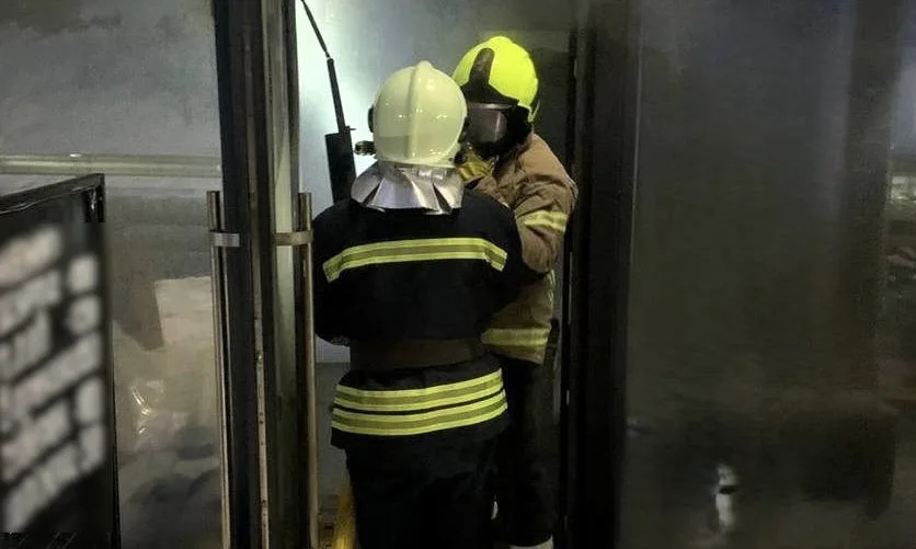 Пожежники працюють під час гасіння пожежі у будівлі