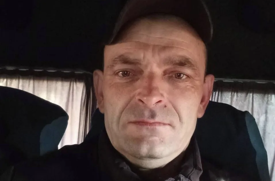 Чоловік у кепці сидить у транспорті