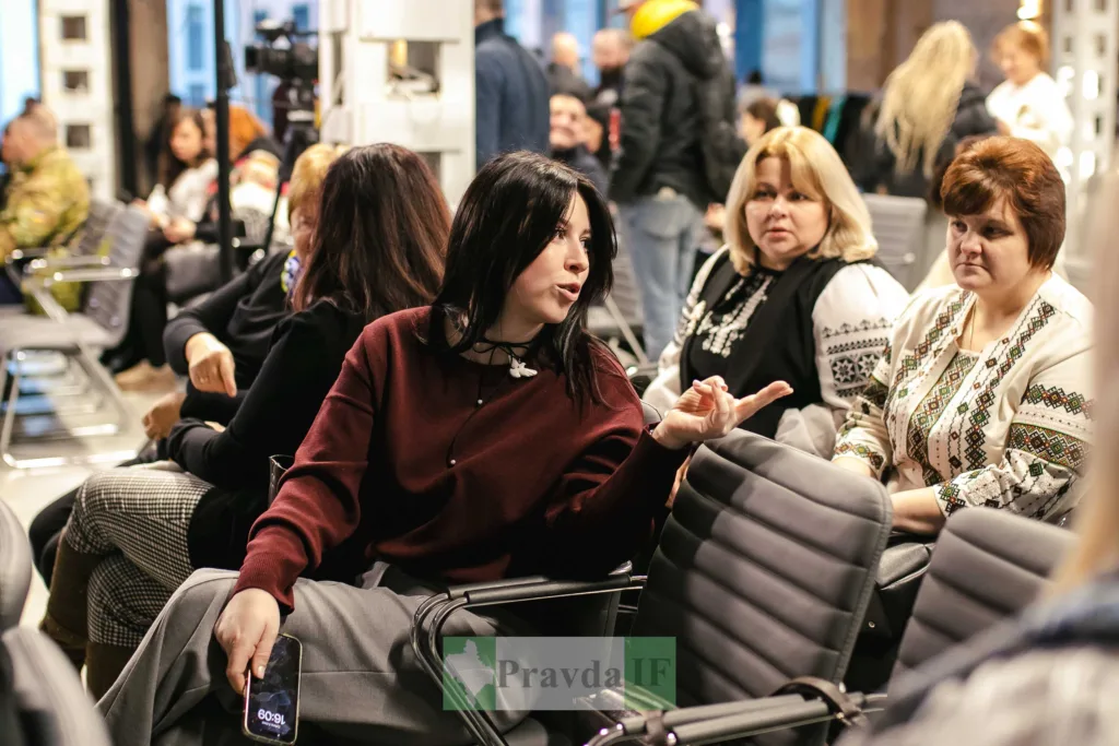 Жінки спілкуються на заході у громадському просторі