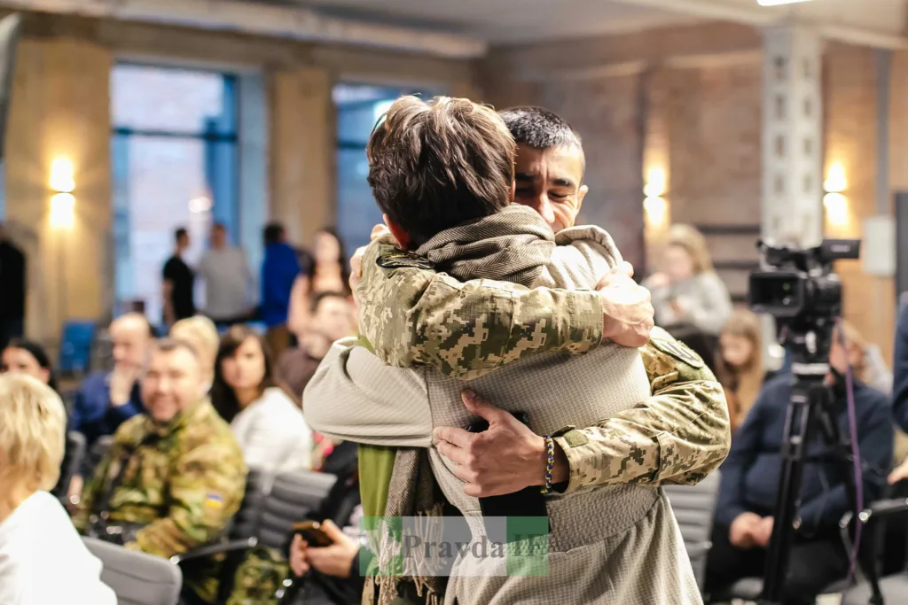 Військовий обіймає людину під час зустрічі