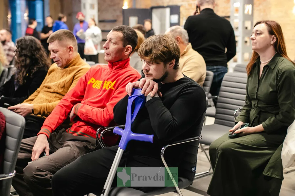 Люди сидять на заході в сучасній залі