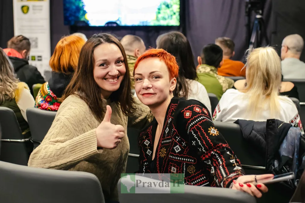 Жінки посміхаються на конференції