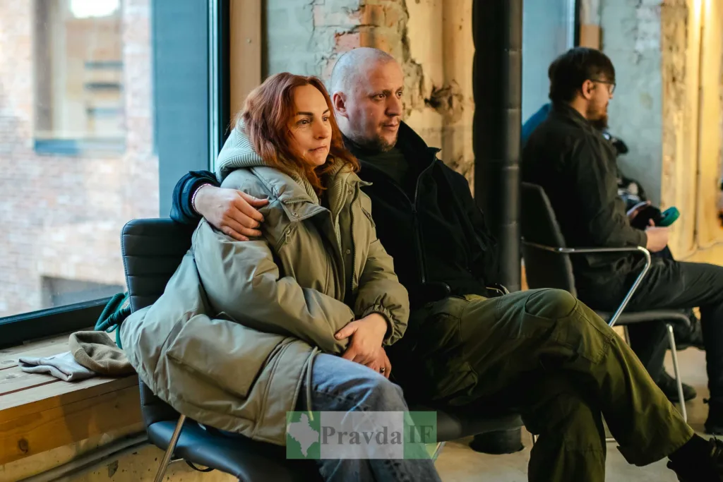 Пара сидить разом у затишному інтерʼєрі