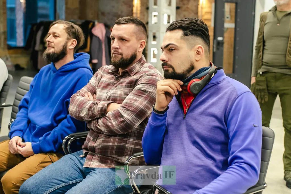 Чоловіки уважно слухають під час зустрічі