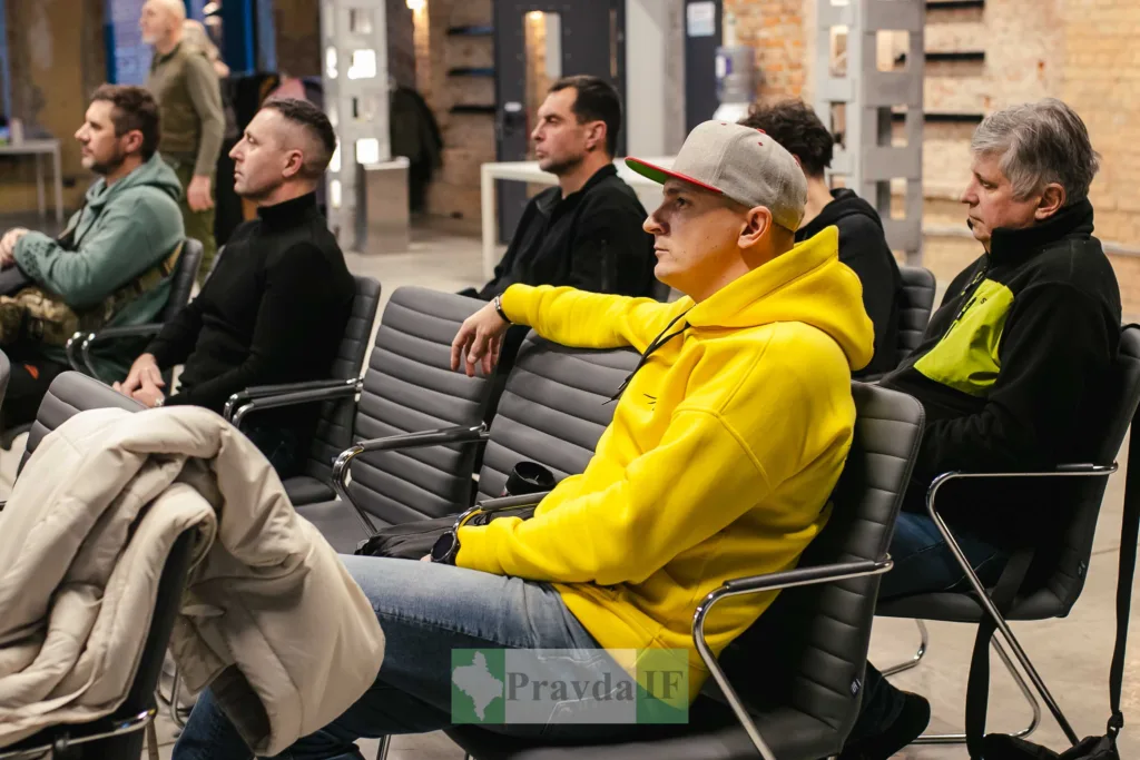 Люди сидять на конференції в сучасній залі