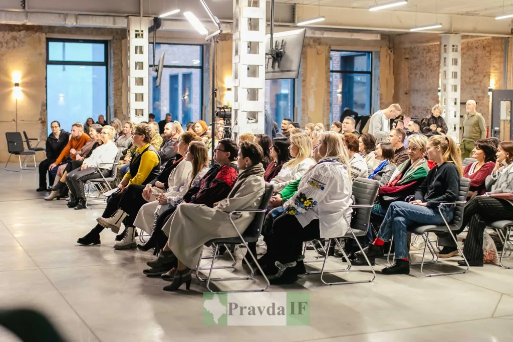 Люди на культурному заході в сучасному просторі