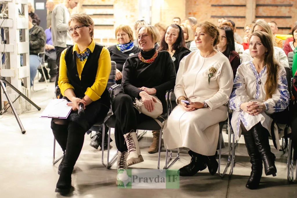 Люди на громадському заході слухають виступ