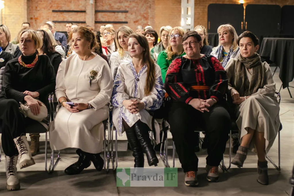 Жінки на культурному заході в сучасному інтер'єрі