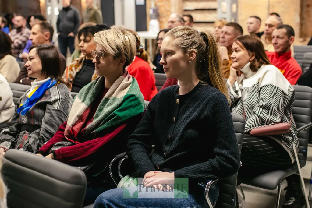 Люди слухають презентацію у конференц-залі