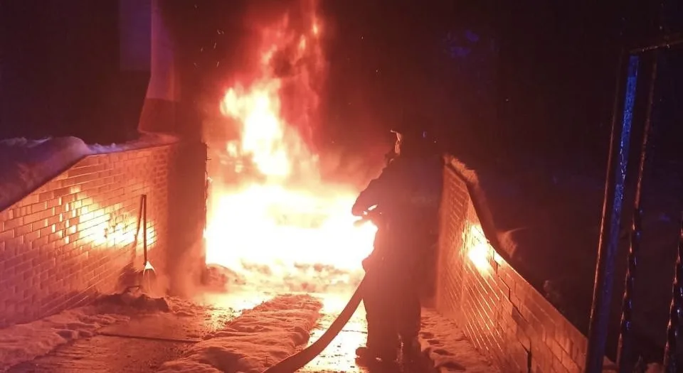 Пожежник гасить вогонь уночі