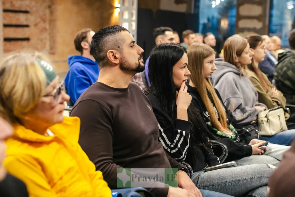 Люди уважно слухають лекцію у залі