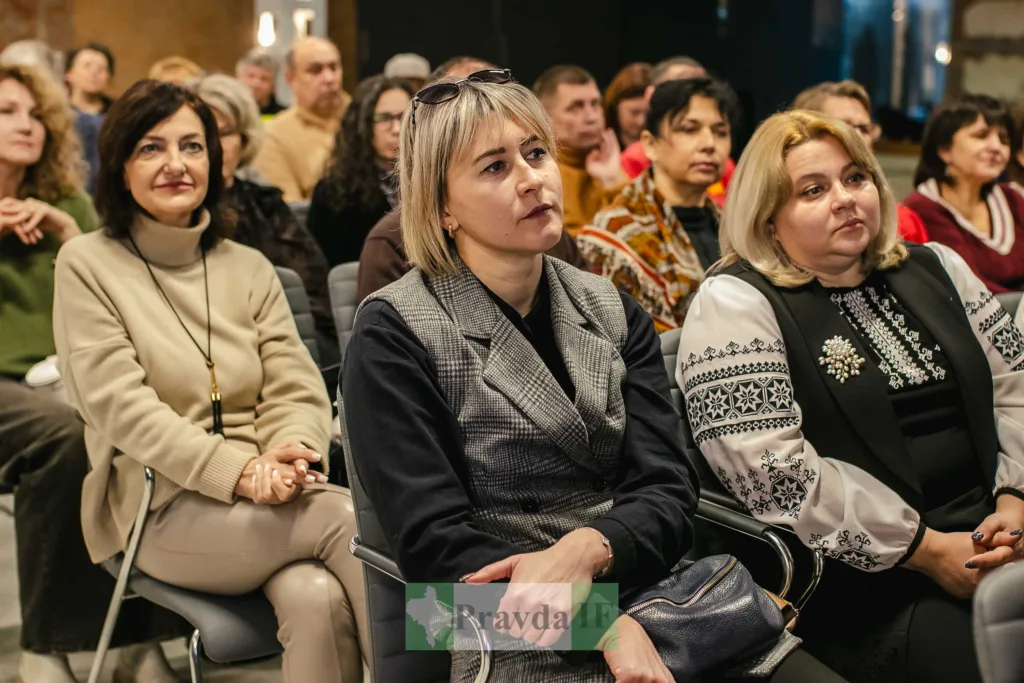 Люди слухають лекцію в аудиторії