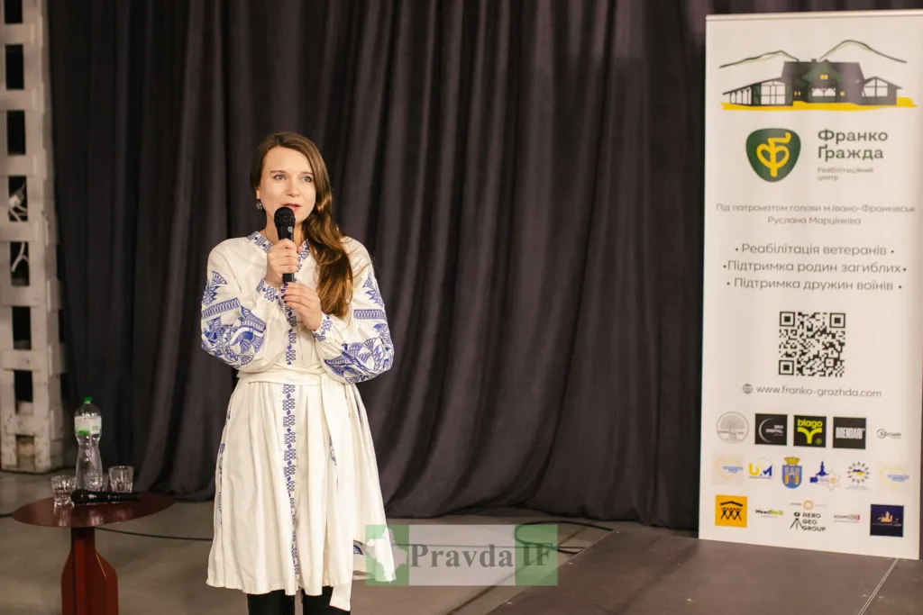 Жінка у вишиванці виступає на заході Франко Гражда