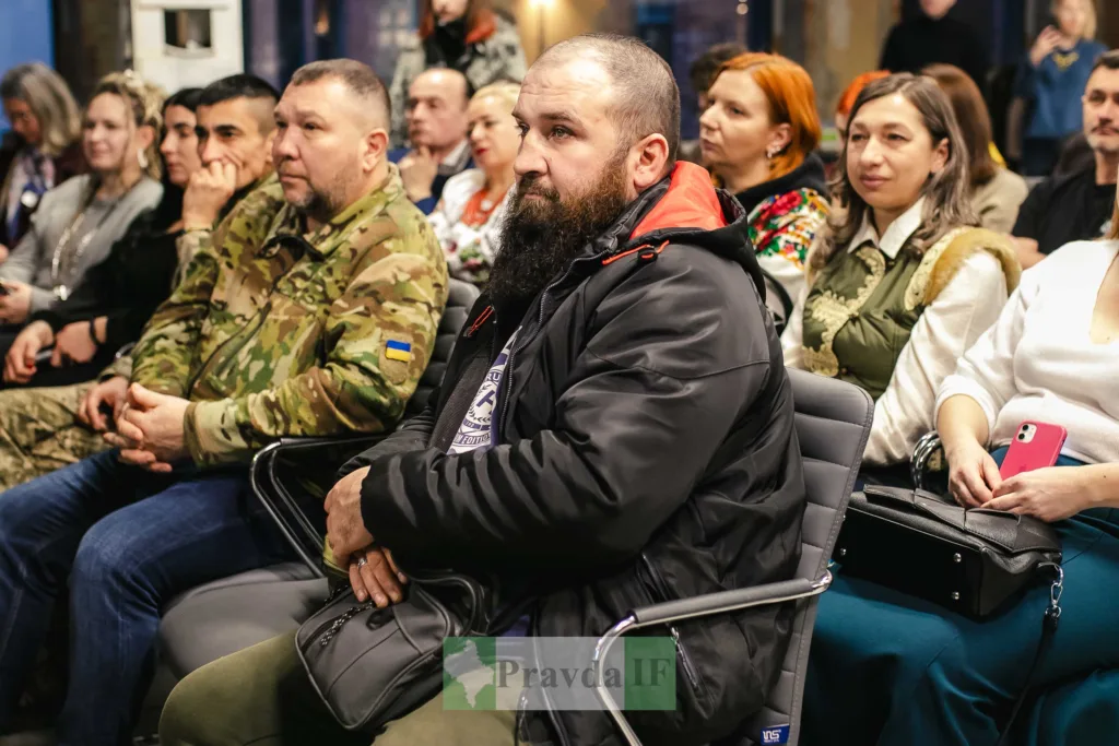 Люди на публічному заході в Україні