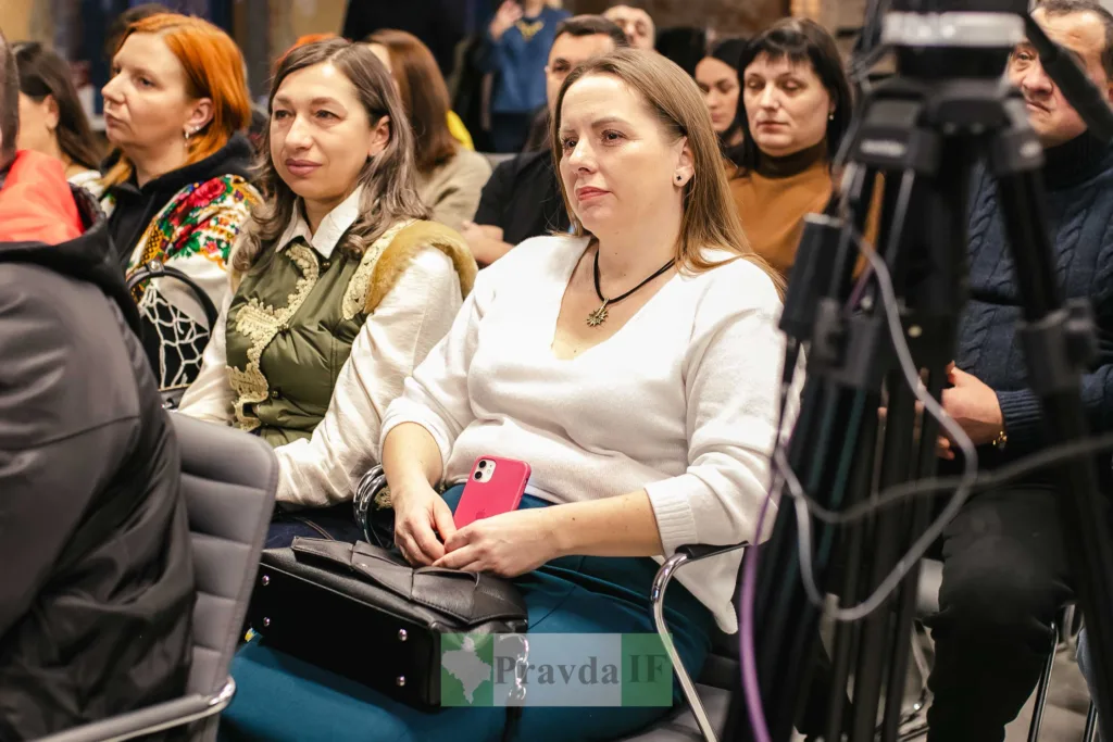 Люди слухають лекцію у конференц-залі