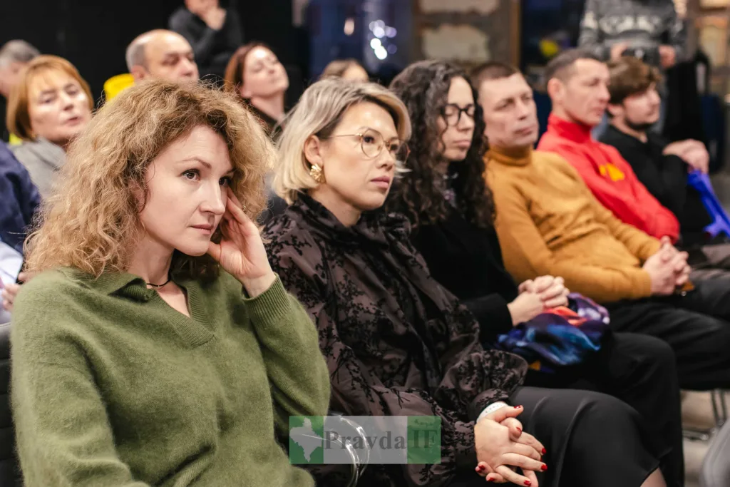 Люди уважно слухають презентацію або лекцію