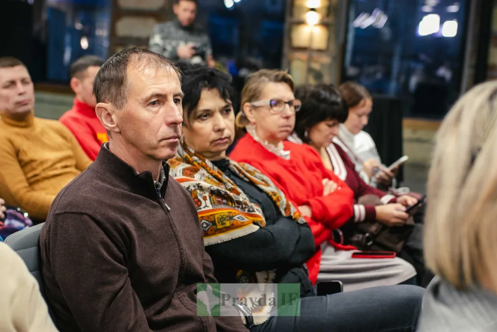 Люди уважно слухають лекцію в конференц-залі