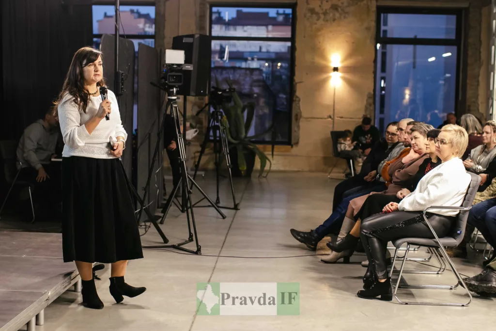 Жінка проводить презентацію перед аудиторією