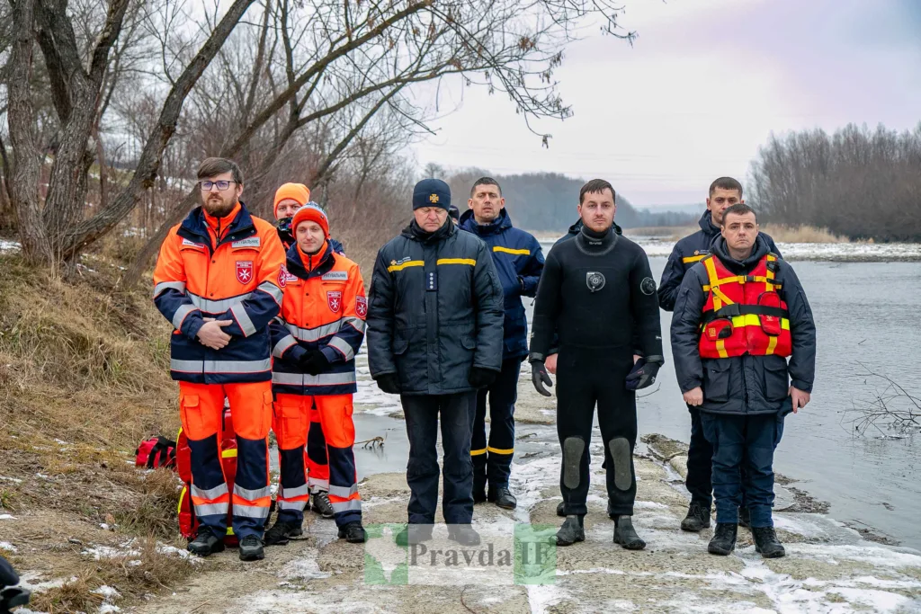 Рятувальники біля річки під час зимових навчань