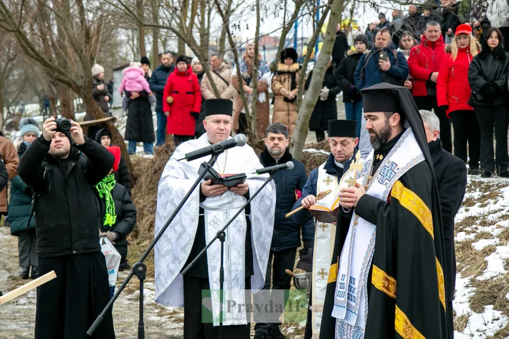Священики проводять святкову службу на вулиці взимку